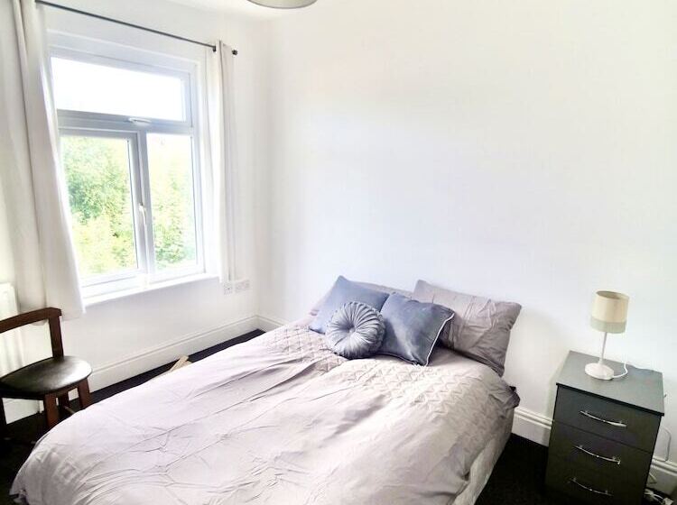 Lovely 6 Bed Property Located Within Dudley