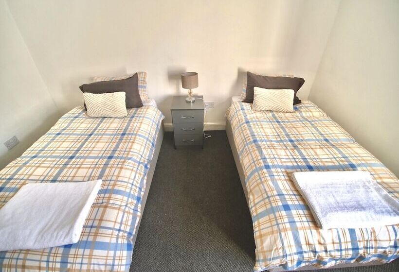 Lovely 6 Bed Property Located Within Dudley