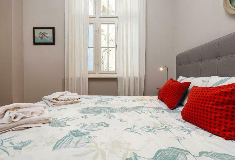 The Old Town Vintage 2 Bedroom Jewel