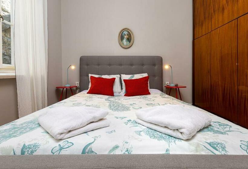 The Old Town Vintage 2 Bedroom Jewel