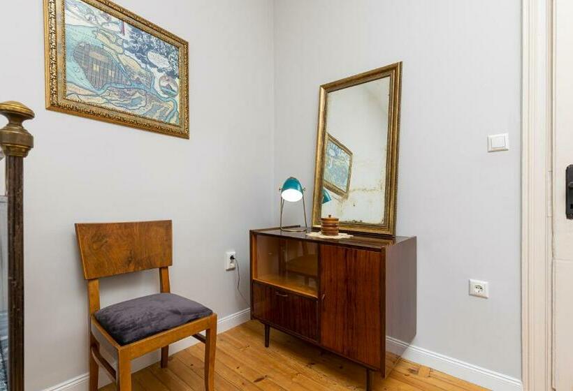 The Old Town Vintage 2 Bedroom Jewel