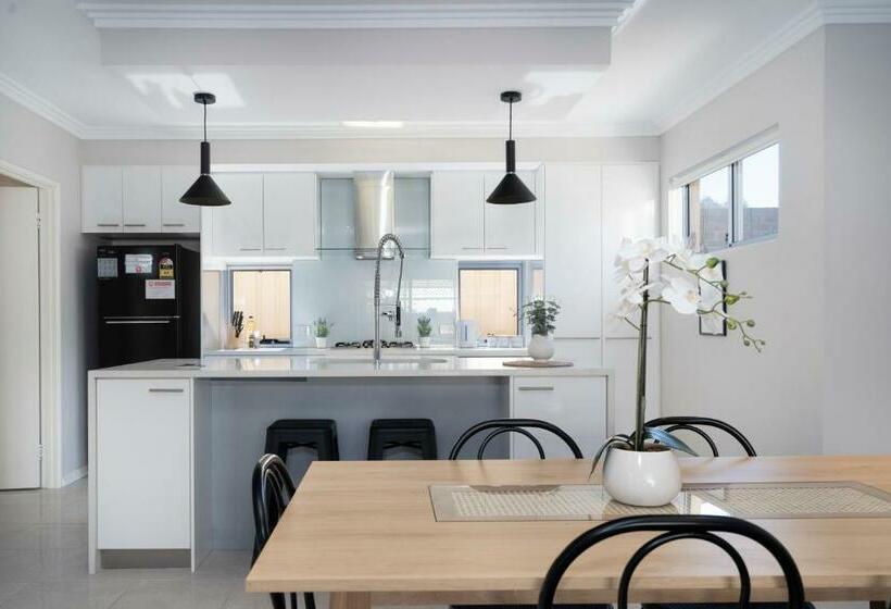 30 Rich On Richmond Modern Family Home 6