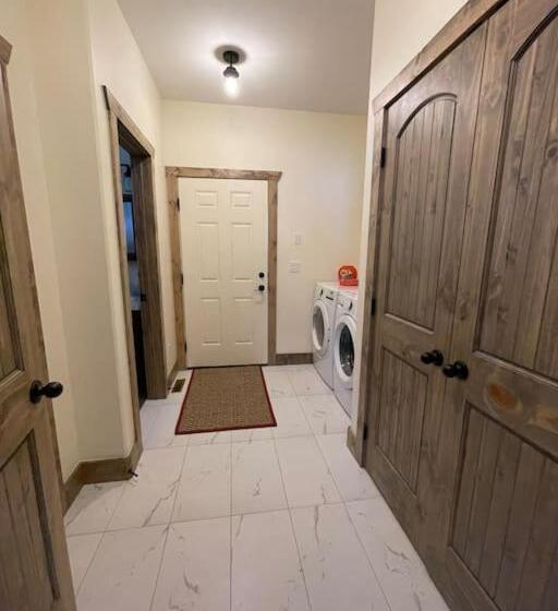 3505 Joseph Dr Cabin With Breathtaking Views, 30 Miles To Yellowstone