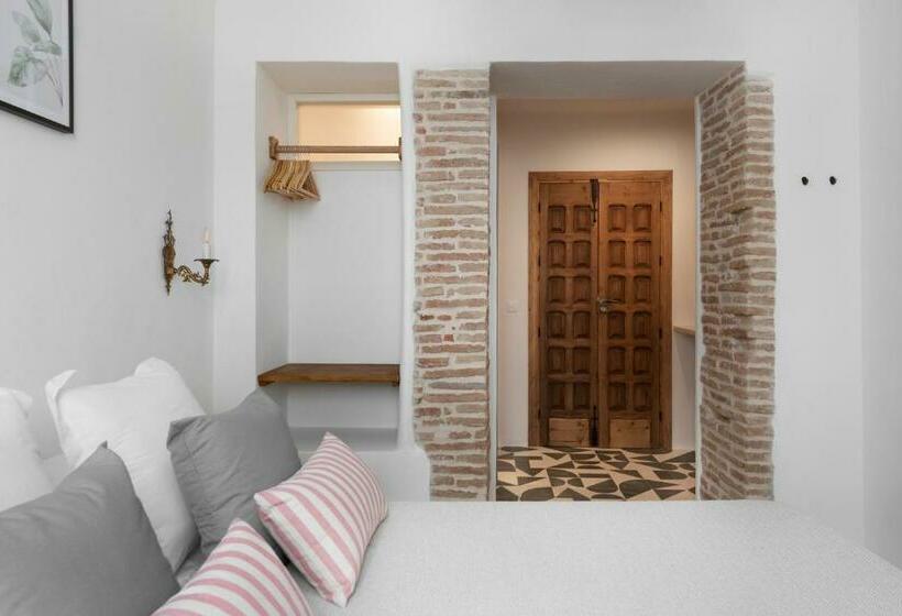 La Amara Farah   En El Casco Antiguo De Frigiliana