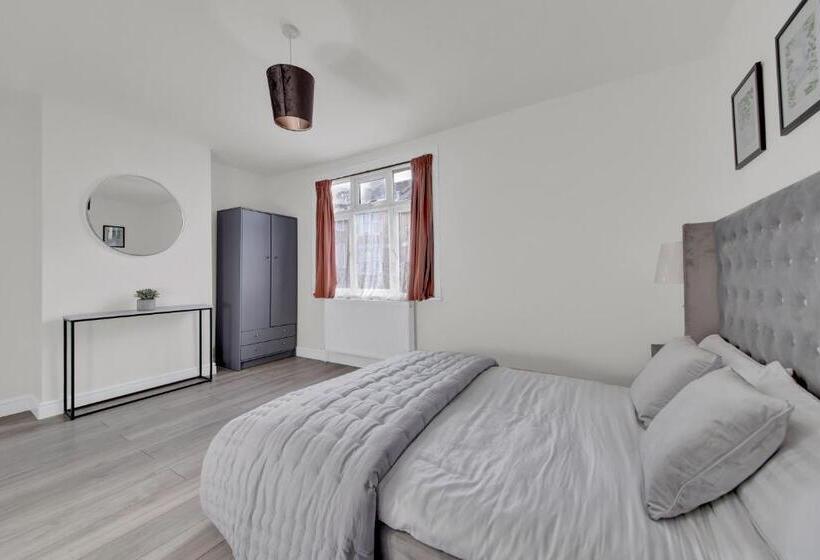 Rochester Place, Chatham Me4