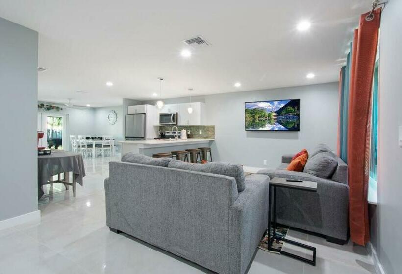 The Ave   3 Miles From The Beach