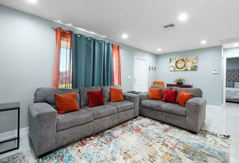 The Ave   3 Miles From The Beach