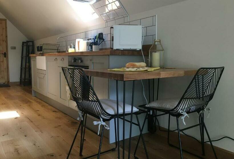 The Hive   Beautiful Studio With Amazing Hot Tub