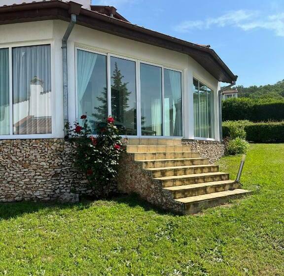 приятна къща за почивка караколев 2