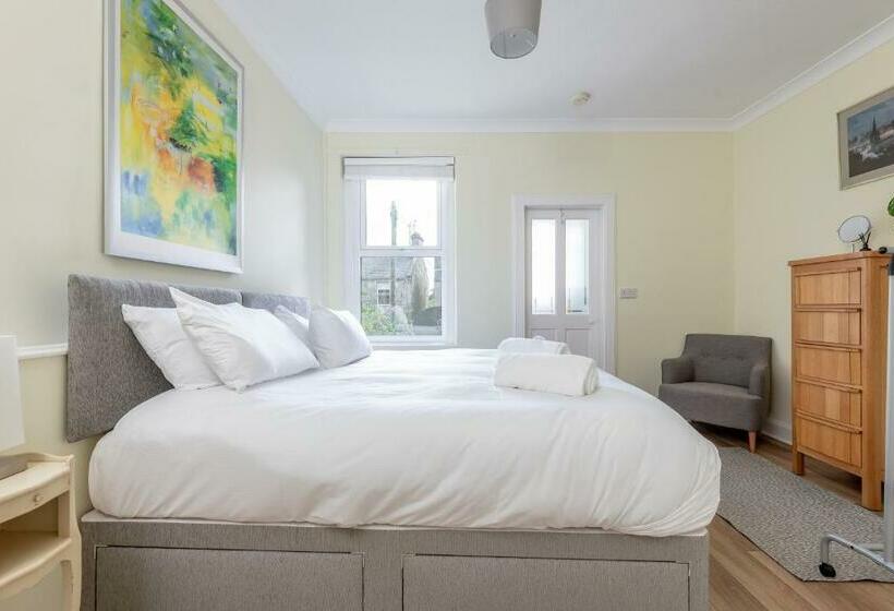 44 Argyle Street   2 Bed 1 Bath   Central