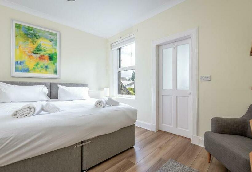 44 Argyle Street   2 Bed 1 Bath   Central