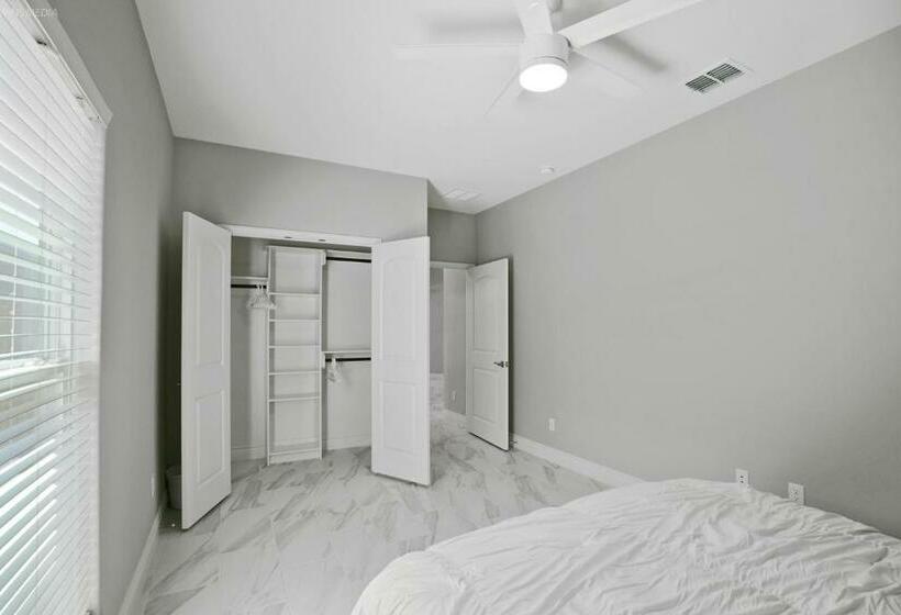 Seaside Serenity Stylish 4 Bedroom Home With Hot Tub, Only 15 Minutes To The Beach & Fast Wifi!