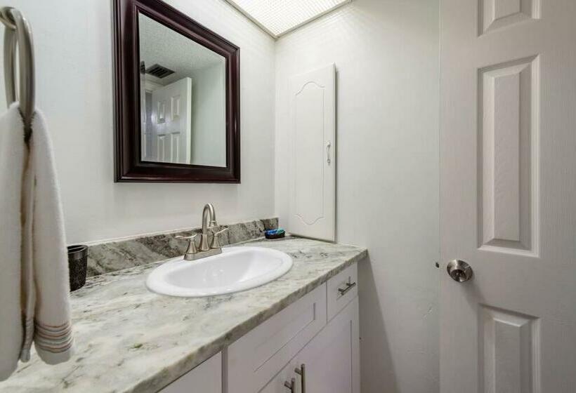 Beautiful Home In Largo/clearwater Florida Close To Beach And Everything