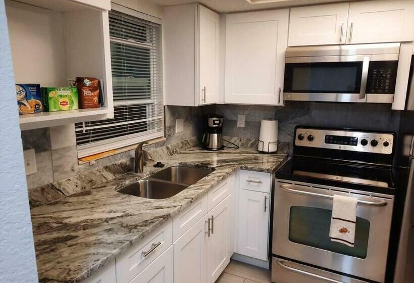 Beautiful Home In Largo/clearwater Florida Close To Beach And Everything