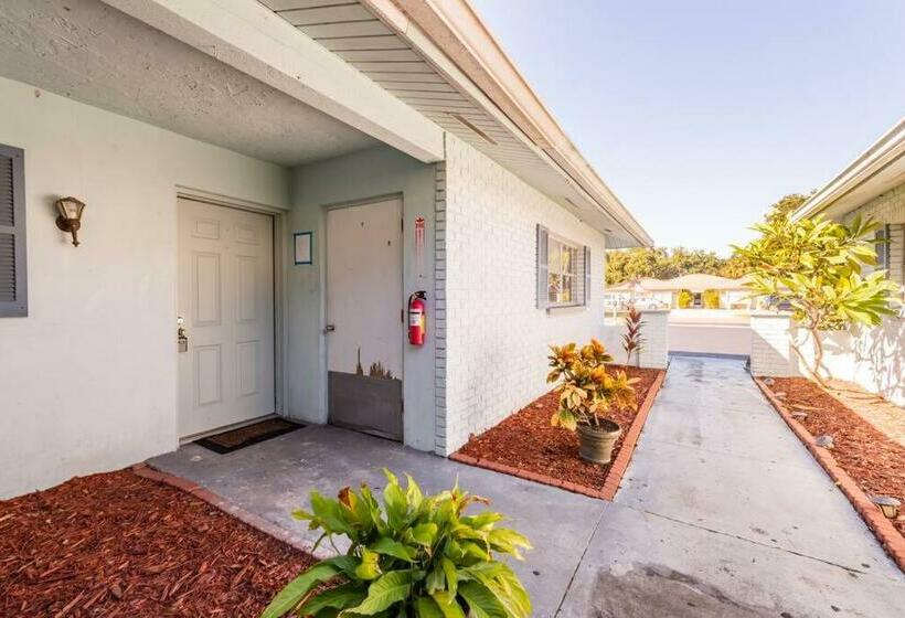 Beautiful Home In Largo/clearwater Florida Close To Beach And Everything