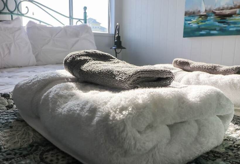 Come Stay   And Sail Away   At This Lovely Canal Home