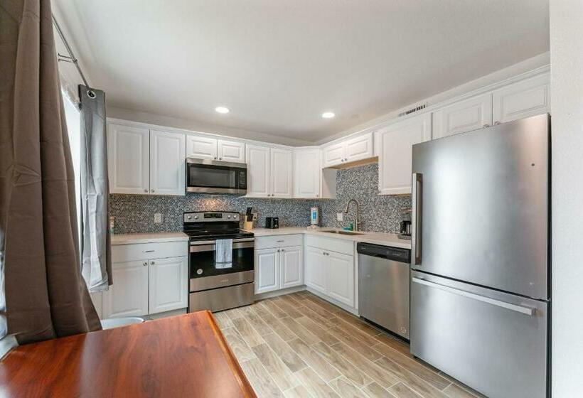 Coolidge 3bd 2ba Upgraded Apartment With Amenities