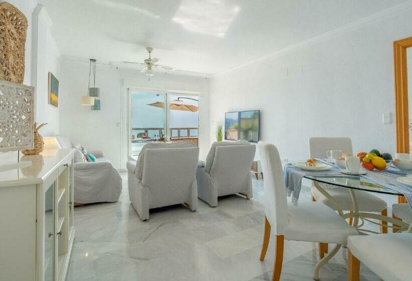 Coral Paradise Apartment With Swimming Pool