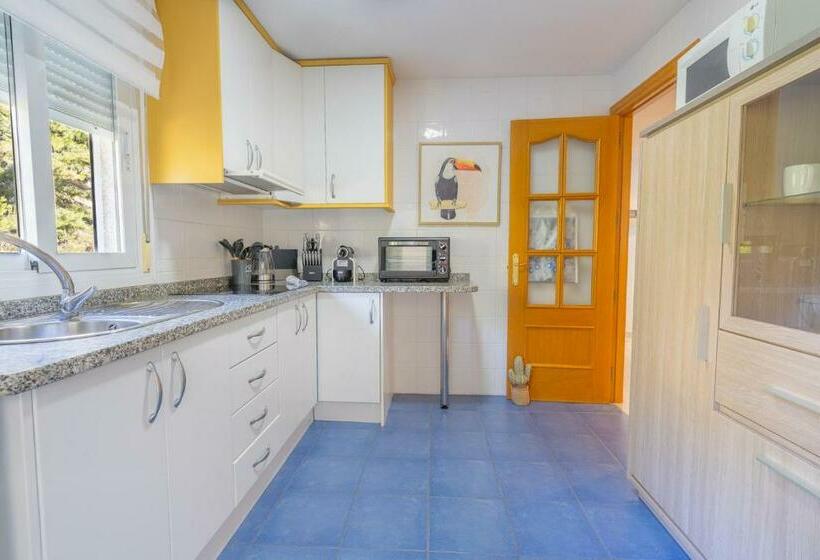 Coral Paradise Apartment With Swimming Pool