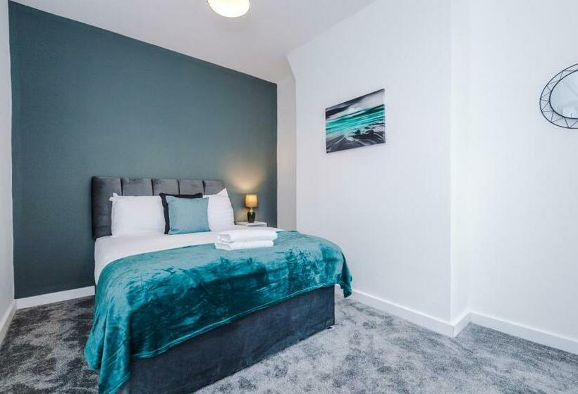 Cosy 3 Bed 3 Bath House   Central Liverpool  Self Check In & Free Parking!