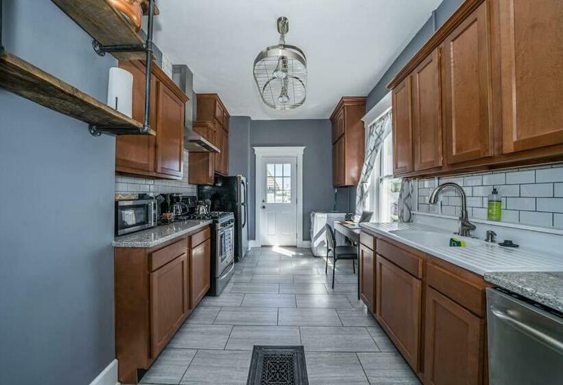 Foodies Retreat Downtown And A View