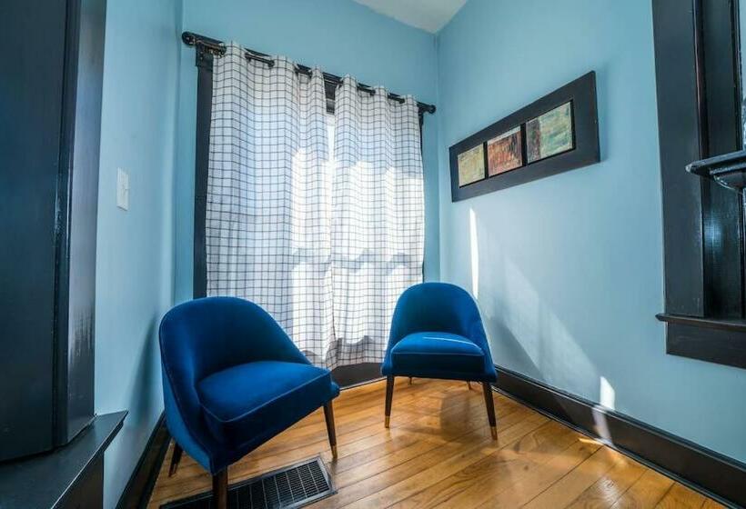 Foodies Retreat Downtown And A View