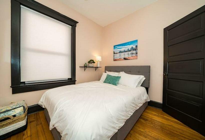 Foodies Retreat Downtown And A View