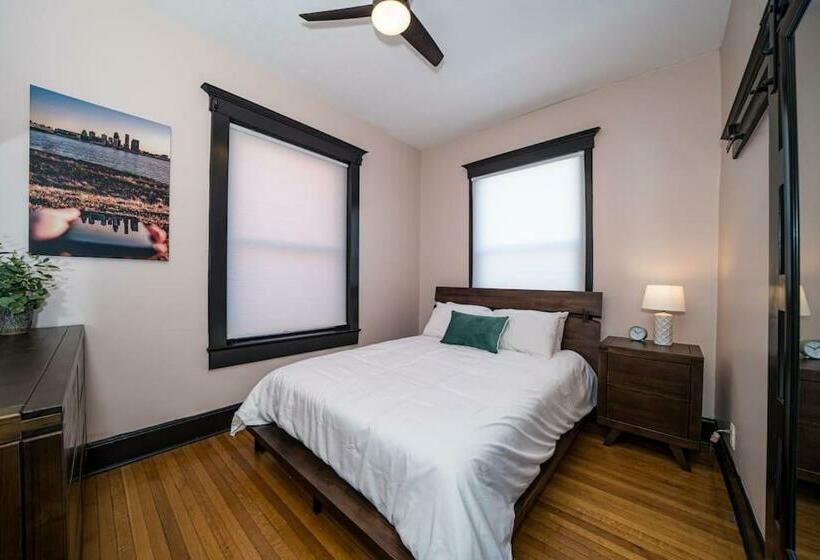 Foodies Retreat Downtown And A View