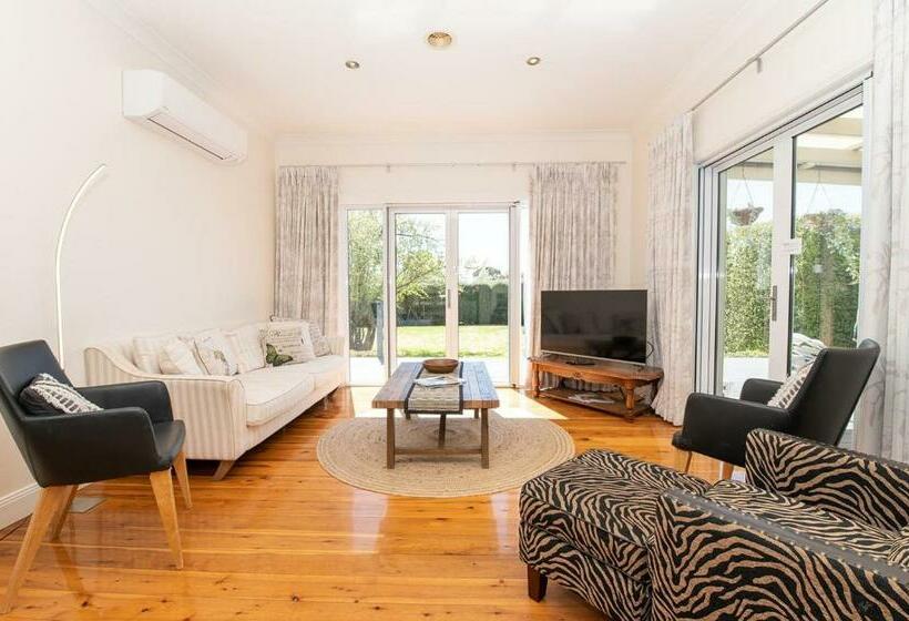 Secret Cottage Charming & Cosy Home Sleeps 8