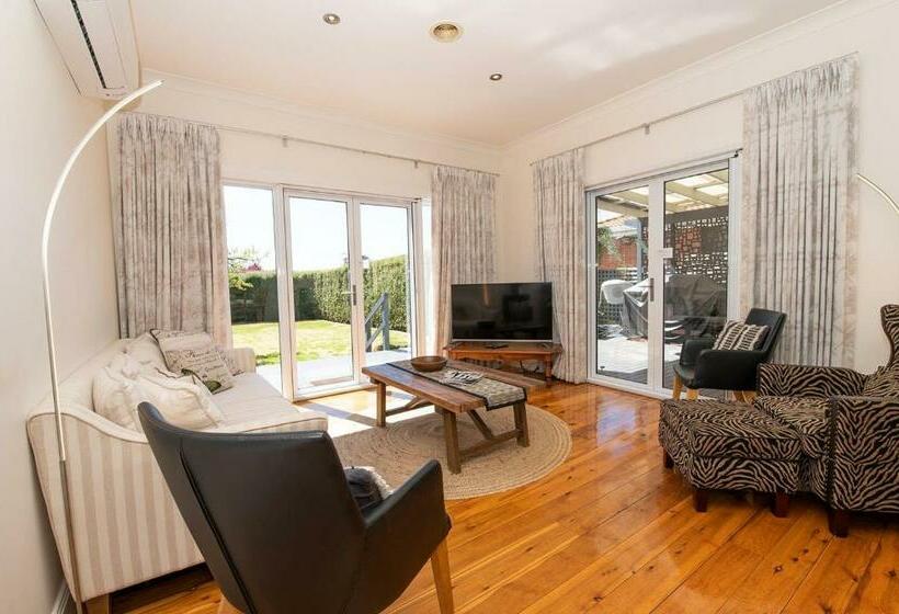 Secret Cottage Charming & Cosy Home Sleeps 8