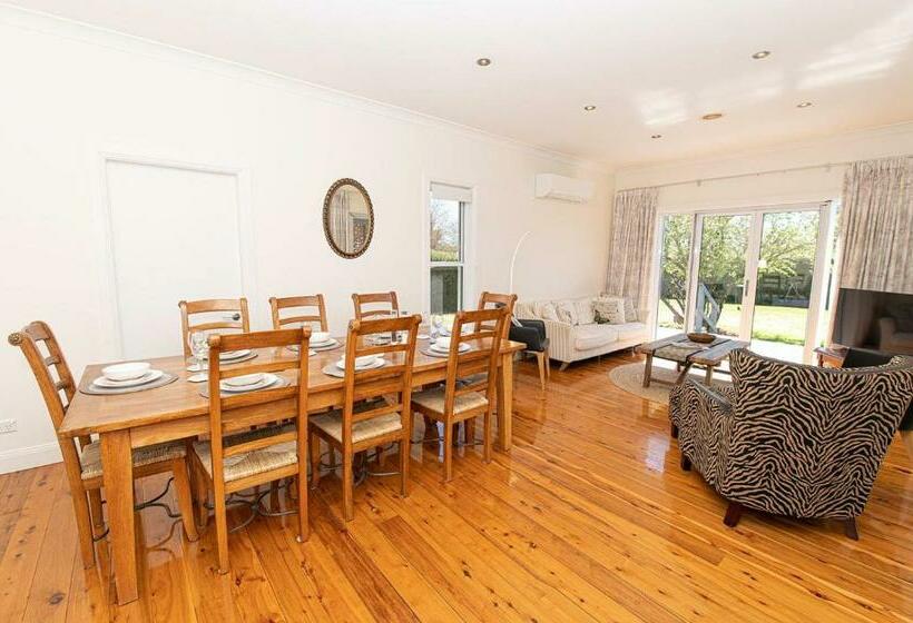 Secret Cottage Charming & Cosy Home Sleeps 8