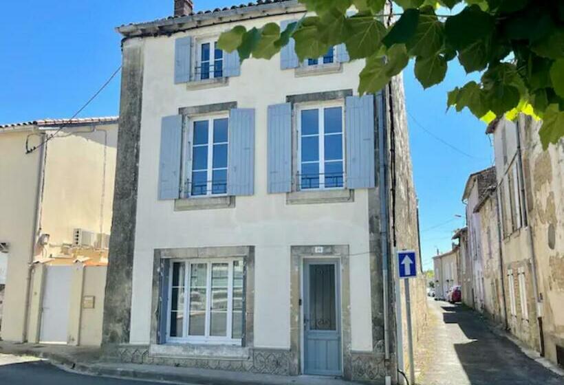 Town House Aulnay, Walk To Bars/restaurants