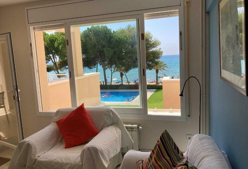 Apartment With Great Community Swimming Pool & Direct Beach Access