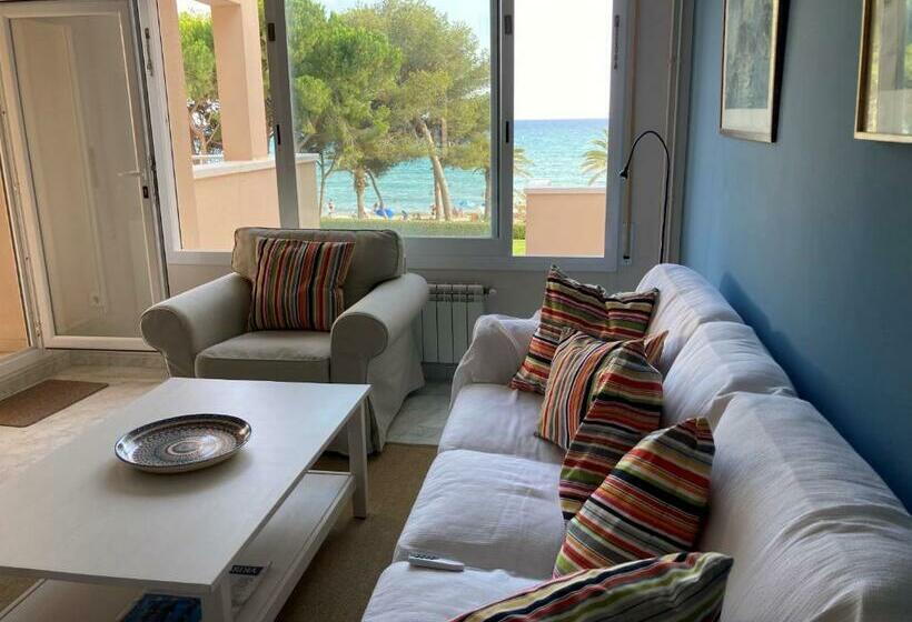 Apartment With Great Community Swimming Pool & Direct Beach Access