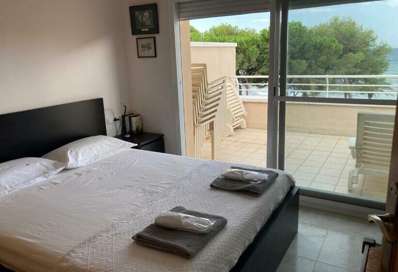 Apartment With Great Community Swimming Pool & Direct Beach Access