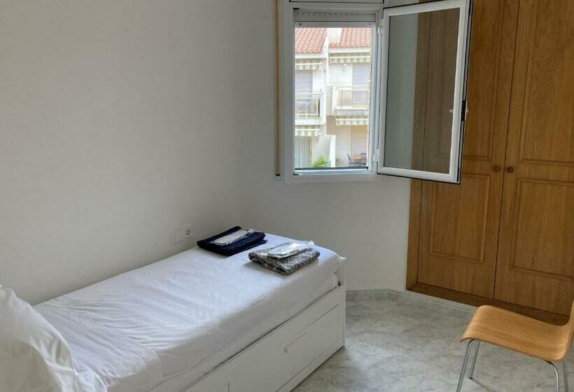 Apartment With Great Community Swimming Pool & Direct Beach Access