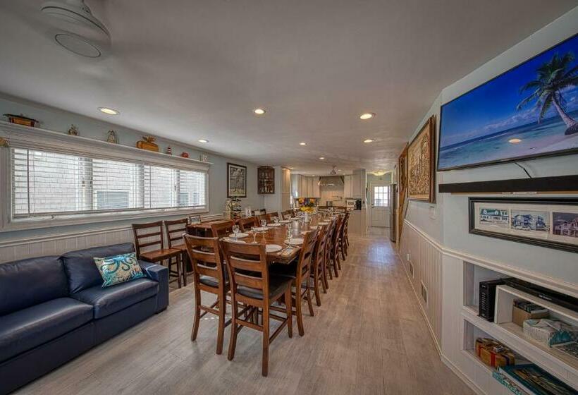 Beach House Retreats 6 Just 30 Steps From The Beach With Rooftop Hot Tub And Gourmet Kitchen