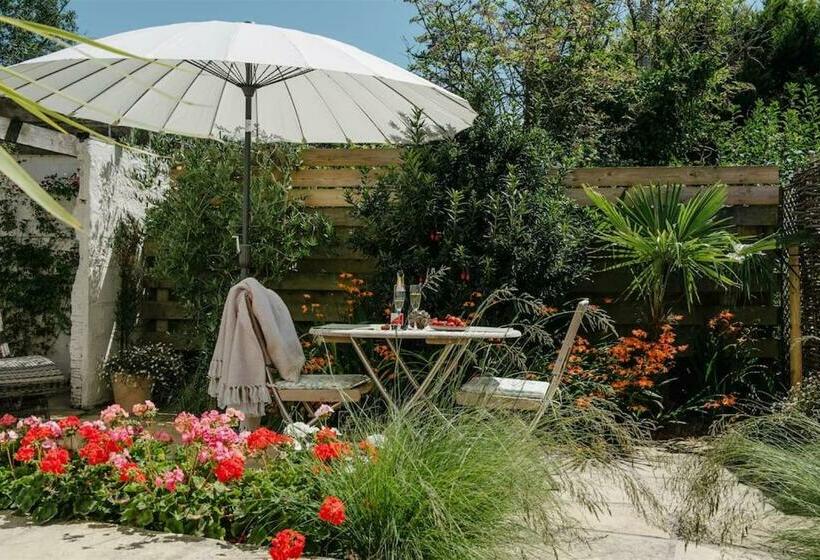 Boutique Retreat Surrounded By National Trust Land