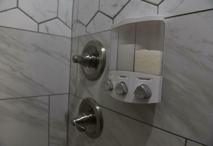 Cedar Cottage   Newly Renovated, Walk Downtown