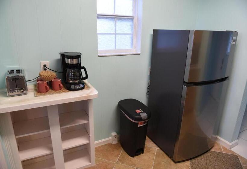 Cedar Cottage   Newly Renovated, Walk Downtown