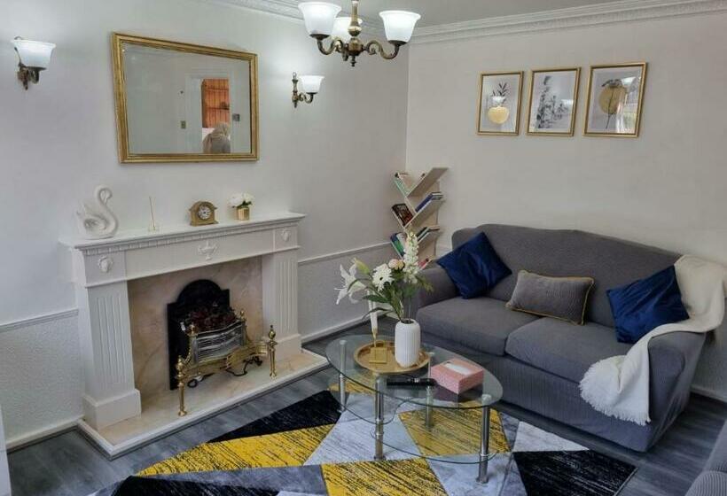 Centrally Located W/ Free Parking & Smart Tv