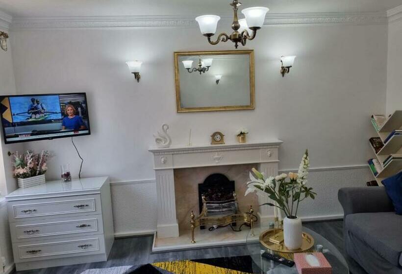 Centrally Located W/ Free Parking & Smart Tv