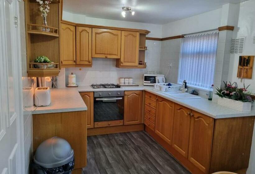 Centrally Located W/ Free Parking & Smart Tv