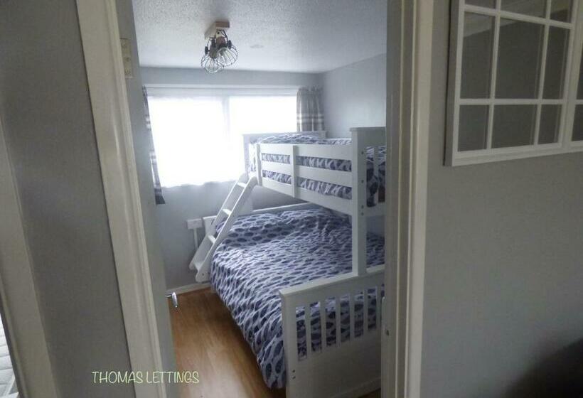 Cheerful 2 Bed Holiday Chalet With Gated Decking