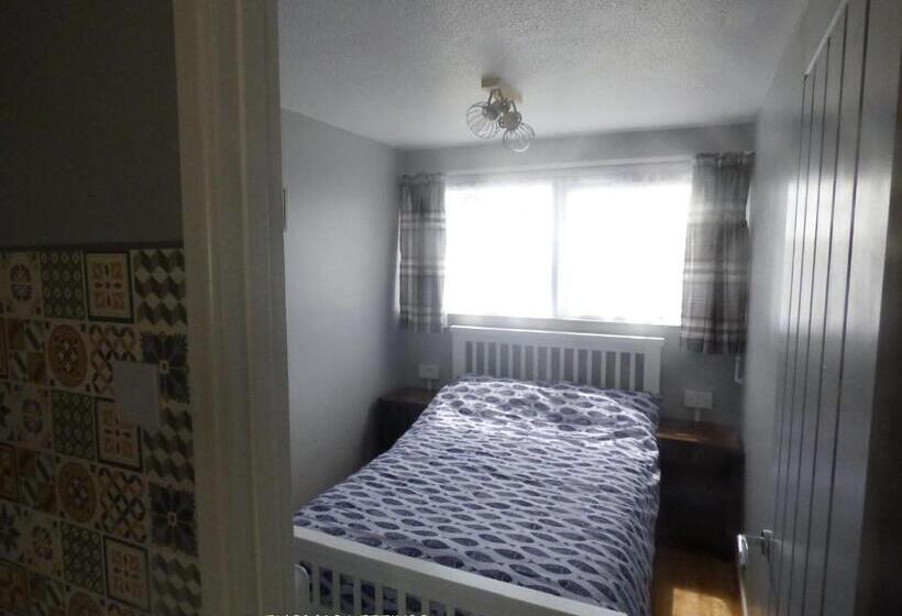 Cheerful 2 Bed Holiday Chalet With Gated Decking