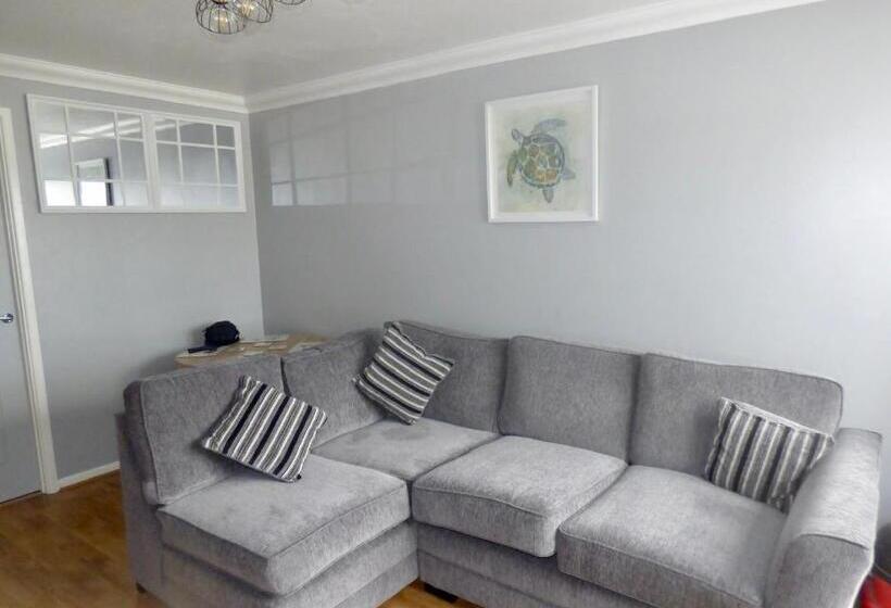 Cheerful 2 Bed Holiday Chalet With Gated Decking