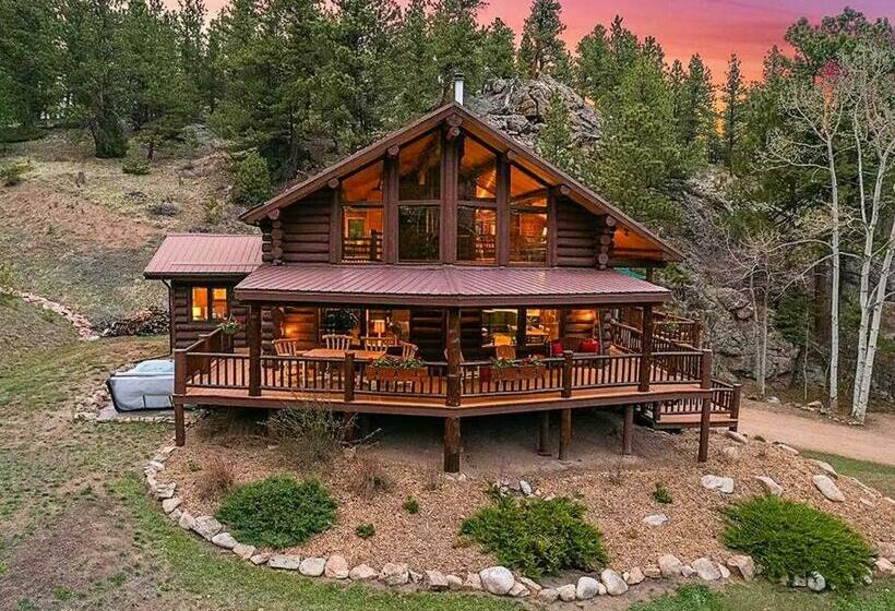 Classic Log Cabin Near Rocky Mountain National Park And Near Skiing