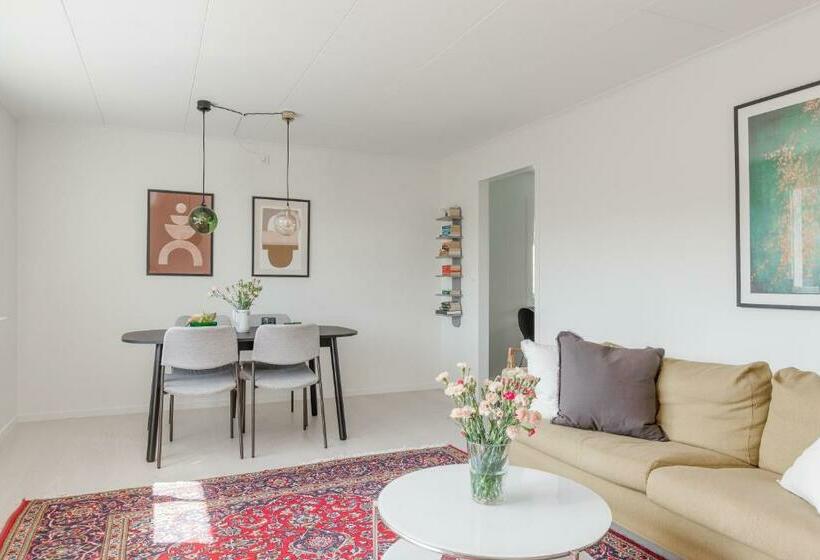 Family Home Near The Ocean, With Large Patio & Bbq