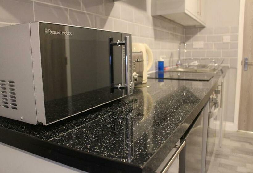 High End Central Luton Studio   Ideal For Airport!