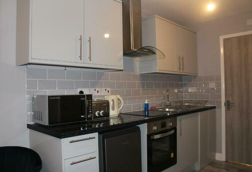 High End Central Luton Studio   Ideal For Airport!